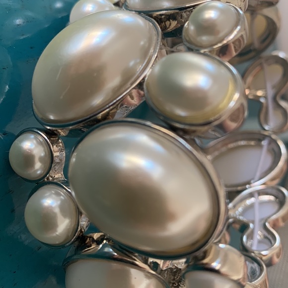 Banana Republic stunning pearl and silver stretch elastic cuff bracelet. - Picture 4 of 7